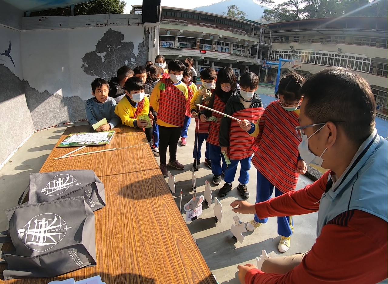 烏來國小學童參與打獵陷阱遊戲