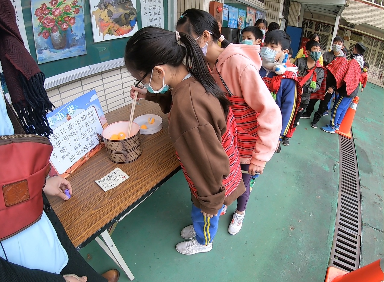 烏來國小學童參與尋找小米遊戲