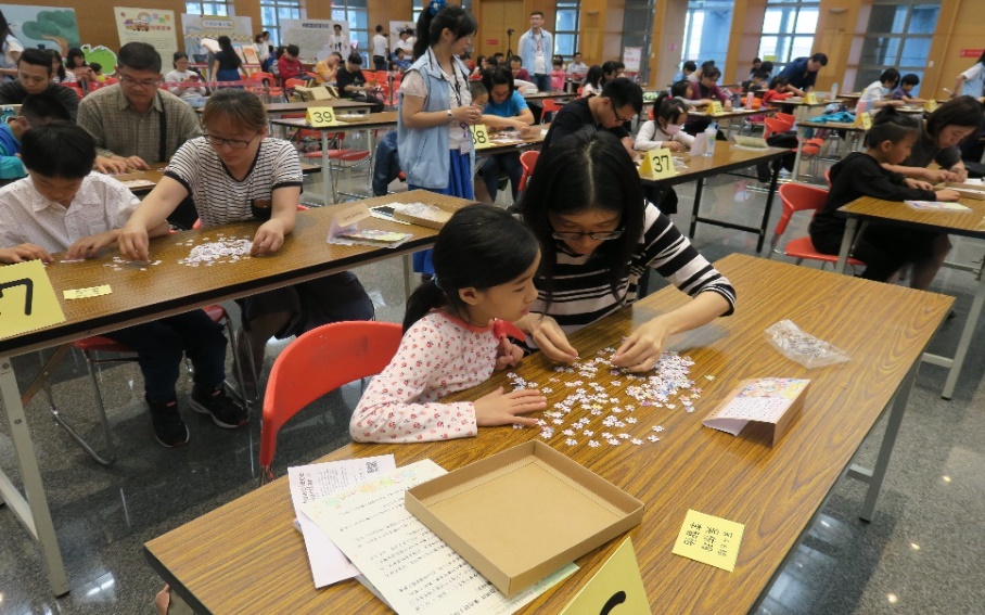 親子拼圖比賽活動現場，許多家長帶著孩童一起參加